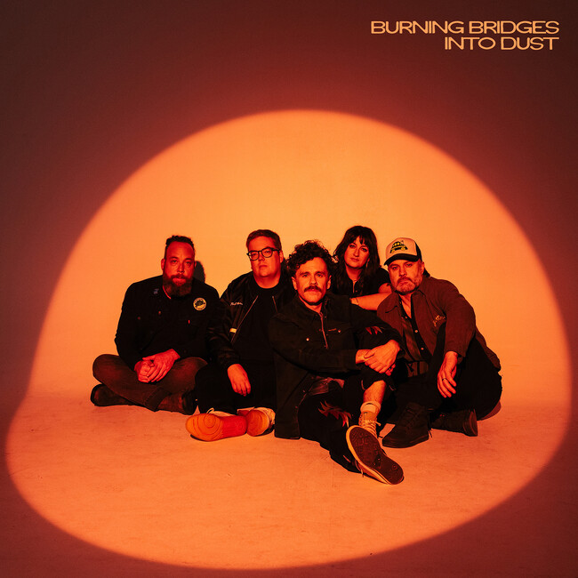 カナダのオルタナティブ・ロックバンド、ザ・ストランベラス（The Strumbellas）が最新EP『Burning Bridges Into Dust』をリリース