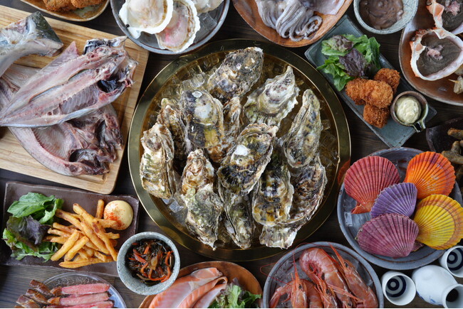 愛知・南知多の海辺に“日本最大級の牡蠣小屋”誕生。潮風と鉄板が奏でる、新スタイルの“海辺のごちそう時間”。ウッドデザインパーク野間が11月15日、ついにグランドオープン。【メニュー情報を新たに公開】