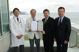 認証授与写真（1）写真左より、亀田総合病院 院長 亀田 俊明様、医療法人鉄蕉会 理事長 亀田 隆明様、BSIジャパン 代表取締役社長 漆原 将樹、医療法人鉄蕉会 名誉理事長 亀田 俊忠様