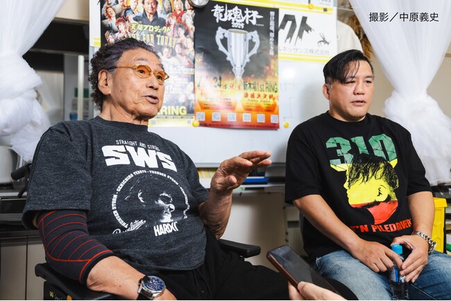 【取材風景をちょい見せ】”痛みが伝わりすぎるプロレス”を体現する天龍プロジェクトより、天龍源一郎&佐藤光留が誌面に登場！「月刊スカパー！」2025年11月号が絶賛発売中！