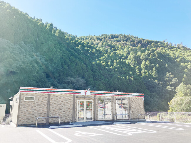 八女市と連携した地域課題の解決に向けた買物支援『セブン‐イレブン八女星野村店』オープン