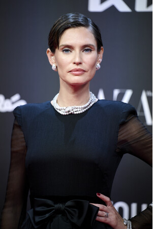 【ブルガリ】ビアンカ・バルティがハーパーズ バザーの 「ウーマン・オブ・ザ・イヤー 2025」でブルガリを着用
