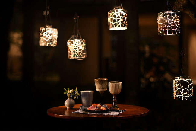 【界鬼怒川】廃棄される益子焼の陶片をアップサイクルし、幻想的な光のアートに生まれ変わるライトアップ「灯る器のものがたり」を今冬初開催