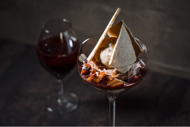 完全会員制パフェバー「Remake easy」、11月より限定で「栗の赤ワイン煮込みとチャイのモンテ・ビアンコパフェ」を提供。イタリアのナチュールワインとスパイスが溶け合う、新解釈のモンブランが登場。