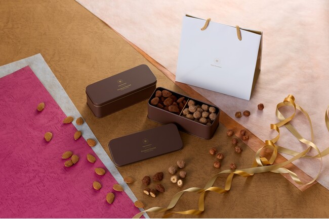 “明治記念館のパティシエが手仕込みで仕上げる、ローストした2種類のナッツの香ばしきショコラアンサンブル”　「アーモンド」と「ヘーゼルナッツ」のショコラ缶