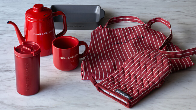 【11月1日（土）よりスタート】「ホリデーハウスウェアコレクション」ギフトやクリスマスの食卓に彩りを添える、レッドカラーのマグやキッチンウェアが登場