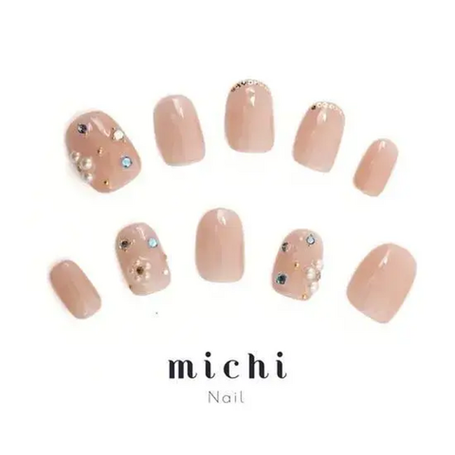 指先にきらめきを纏う、ブライダルにもぴったりな新作ネイルコレクション