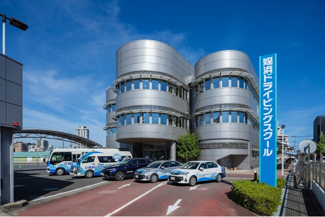 【工房まる×姪浜ドライビングスクール】走るアートギャラリーが福岡の街へ。アーティスト・太田宏介さんの作品を乗せた特別ラッピング教習車が誕生！