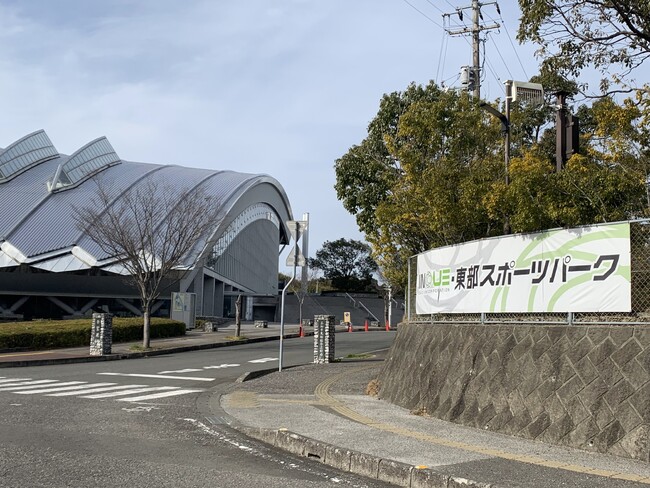 井上石灰工業、ネーミングライツパートナーとして清掃活動と野球用具の寄贈式を実施