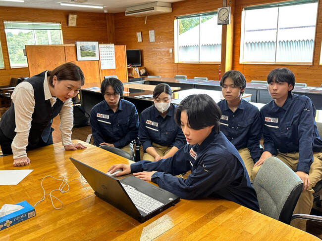 【国際情報工科自動車大学校】建築デザイン科1年生が木工加工の現場を体験・見学