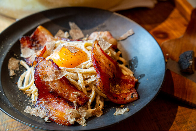 【新商品】燃えるチーズの中で仕上げるパスタ「厚切りイベリコ豚ベーコンとトリュフのカルボナーラ」を販売開始します。恵比寿CheeseTavernCASCINA