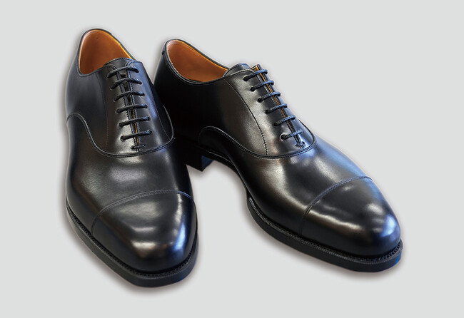 トモエ商事 紳士靴ブランド「鞆ゑ」誕生10周年に向けて「INVENTLOOP」とのダブルネームシューズを発売！個性と伝統が融合したアイテムに注目。