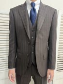 ブラウンのストライプスーツ
