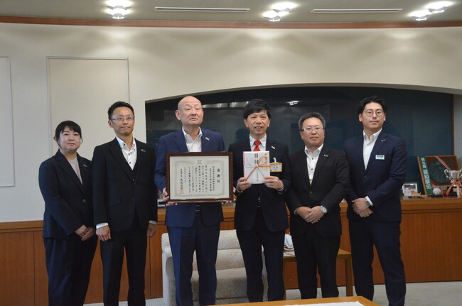 愛知県豊橋市は、明治安田生命保険相互会社から市民の健康増進と子育て支援に役立てるための寄付金を受領しました