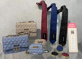 店頭では京織マトラッセバッグとコインケース、西陣織ネクタイ18. HOKUSAIとお揃いの西陣織コンパクトミラー18. HOKUSAIを展示しております。