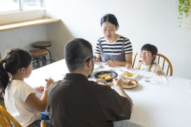 焼いてそのまま食卓へ。　 盛り付け要らずの“機能するお皿”。　