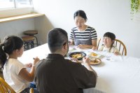 家でも外でも使える“機能するお皿”が誕生陶器のような美しさと機能性を両立した新発想の調理器具「DISH GRILL(ディッシュグリル)」11月7日発売