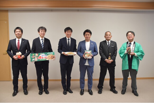 青森県十和田市発祥の焼肉のたれ「スタミナ源たれ」とのコラボ商品「おかず焼ビーフン スタミナ源たれ味」販売好調のご報告に宮下宗一郎県知事を表敬訪問しました