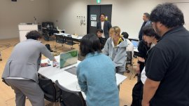 講師からアドバイスを受けながらコードを作成している様子 講師からアドバイスを受けながらコードを作成している様子