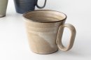 木灰や藁灰を原料にした釉薬を使用。素朴で温かみのある風合いが特徴。