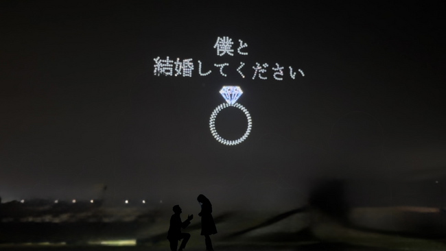花火大会やお祭りで夜空からのプロポーズ!レッドクリフが叶える「サプライズ・ドローンショー」
