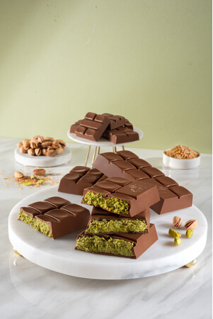 ドバイチョコレートにインスパイアされた、タブレットチョコレート登場！！　ゴディバ「ミルクチョコレートタブレット ピスタチオ＆クリスピーカダイフ」