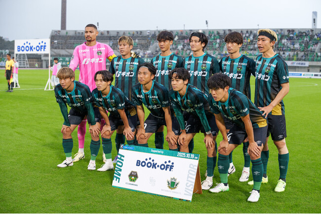 『アンブロ』の頭部への衝撃を緩和することを目的としたサッカー用ヘッドバンド　SC相模原の選手が着用して Jリーグの試合に出場