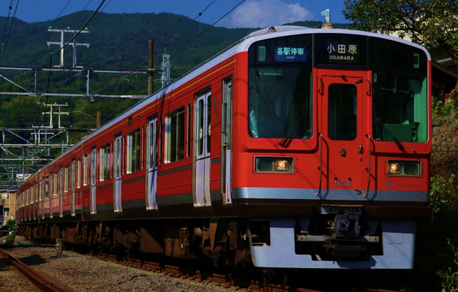 小田原-箱根湯本の旅情を高める！小田急車両を箱根登山電車のカラーに　１１月２７日から箱根登山線で「赤い１０００形車両」を運行