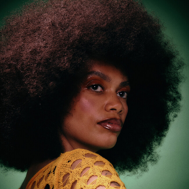 オランダ系南アフリカ人のシンガーソングライターJoya Mooiが、ニューシングル「Pay Day」を11月7日にリリース