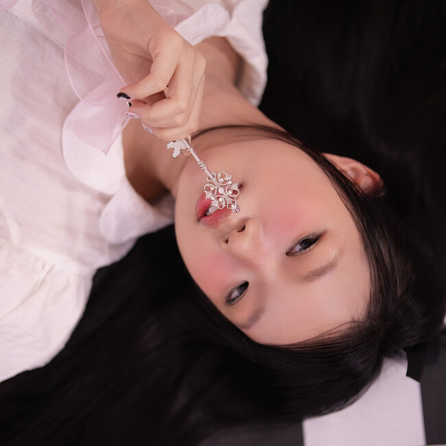 Z世代の恋愛詩人、Regina Song（レジーナ・ソング）が新EP『the gates』をリリース、2026年にセカンドアルバムのリリースを発表