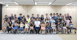 大木社長と参加者親子で記念撮影 大木社長と参加者親子で記念撮影