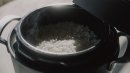 最大1.8気圧の高圧調理で、わずか25分でふっくら粒の立ったごちそうごはんに。 最大1.8気圧の高圧調理で、わずか25分でふっくら粒の立ったごちそうごはんに。