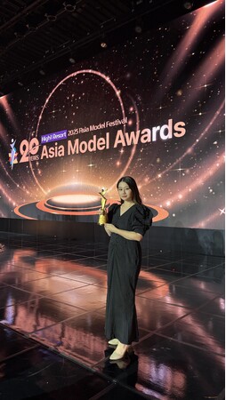 あやさん【元美容部員】が、ライブコマースでの功績を評価され、「Asia Model Festival 2025」で日本人として初の「BEST INFLUENCER AWARD」を受賞
