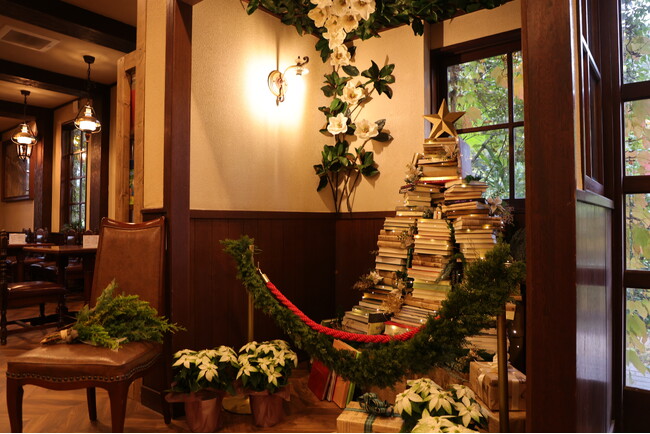 本で作ったクリスマスツリーがお出迎え　クリスマスの絵本に囲まれる洋館でホリデーシーズンを《森と花の絵本ミュージアムGarden Lei》【広島／世羅】