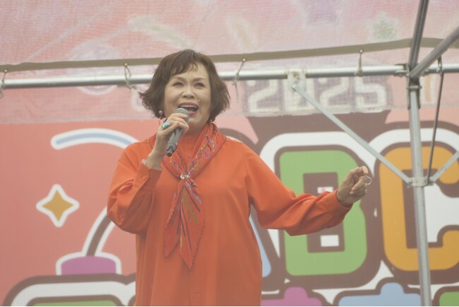 6年ぶりに上沼恵美子がABCラジオまつりに登場!雨の万博記念公園に歌声が響き渡る。