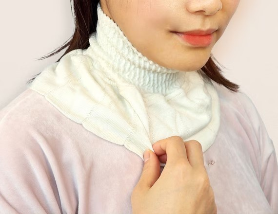【ニトリ デコホーム】肌触りと保湿性にこだわったシルク素材のネックウォーマーが新登場！寝ている間も、首回りをやさしく包みます。