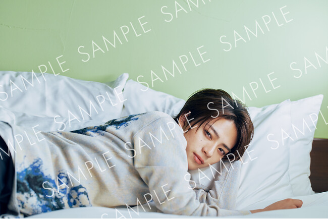 俳優・岩瀬洋志さんの2026年4月スタートの卓上カレンダー発売決定！　11月10日から予約販売スタート