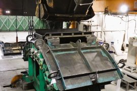 下水道用低炭素セグメント製造の様子