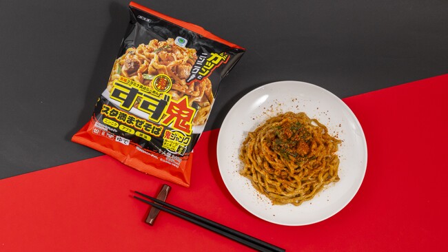 一度食べたら止まらない！？ファミリーマートの冷凍麺では初監修！東京・三鷹の行列店「元祖スタミナ満点らーめん『すず鬼』」監修「スタ満まぜそば」が11月11日（火）発売！