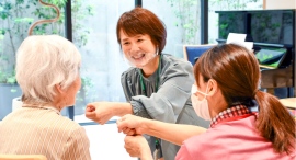 介護の日に考える「つながるケア」──ケア21の有料老人ホームで広がる歌声喫茶イベント