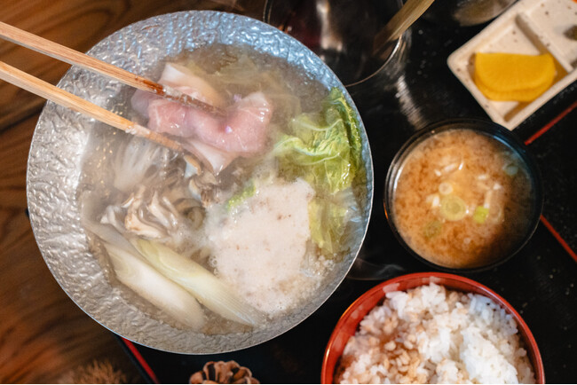 【愛知・瀬戸】白川郷から移築された、かやぶき古民家で味わう、冬限定「牡蠣しゃぶ＆瀬戸豚しゃぶ御膳」が新登場― 自然薯茶屋（ウッドデザインパーク瀬戸）で旬の贅沢なひとときを