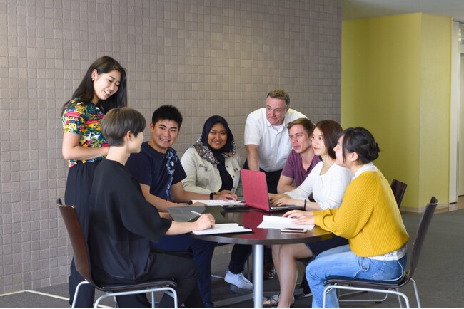 京都外国語大学の留学生がイオンモール京都五条の「インバウンド研修」に協力