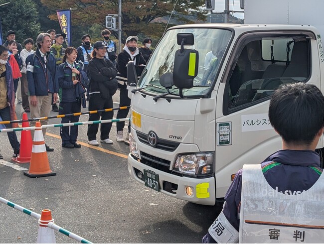 「安全」「正確」な運転42人が競う　同僚や家族も声援〔パルライン〕