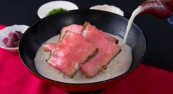 ファーストクラスの通販ギフトが登場します!!通販では日本初!※当社調べたわら屋謹製「黒毛和牛ローストビーフの極上茶漬け」