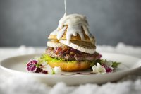 【富士マリオットホテル山中湖】
冬の富士山を味わう、甘酸っぱく華やかなバーガー
「リンゴンベリーの雪富士バーガー」発売