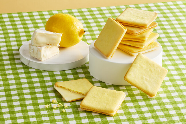 レモンの爽やかな味わいが、チーズの旨みを引き立てる。東京ギフトパレットで話題の【ネコシェフ】より「サンドクッキー（カマンベール＆レモン）」が登場！