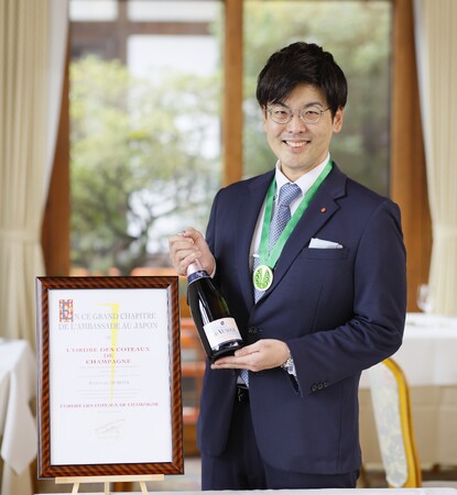 【奈良ホテル】次の百年も、泡のきらめきと共に煌びやかな時間を　メインダイニングルーム「三笠」ソムリエ 森田 和成　シャンパーニュ騎士団「シュヴァリエ」叙任のお知らせ