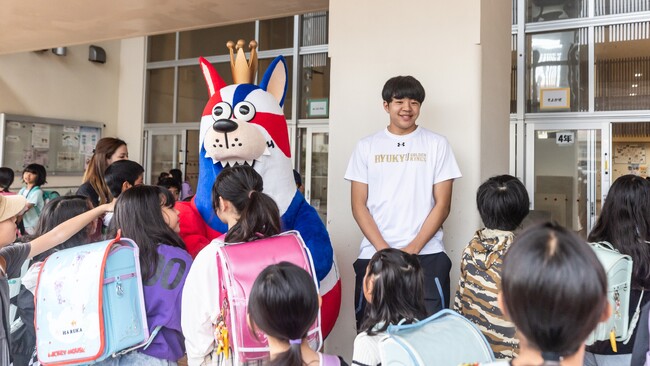 #77 佐取選手がゴーディーと朝のあいさつ運動に参加しました