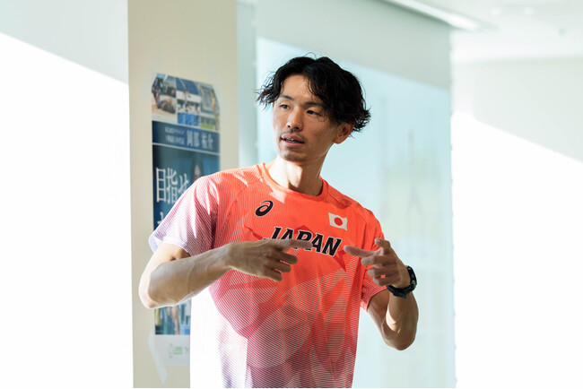 ライフネット生命 東京2025デフリンピックに出場の岡部祐介(十種競技)を壮行会で激励!