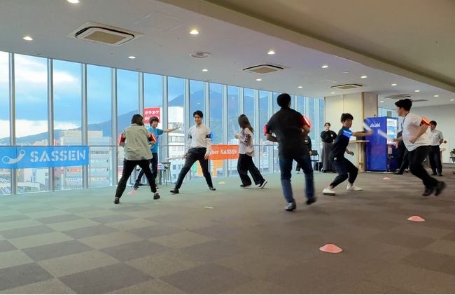 異業種交流イベント「黒崎SYNC」にてSASSEN＆Cyber KASSENを実施戦略を練り、声を掛け合う参加者たち ― 企業間の垣根を超えた“共闘”が実現【八幡西区役所】